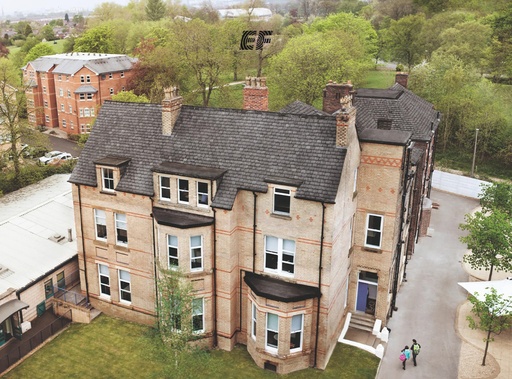 إي أف - مانشستر